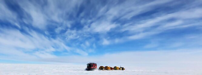 Rundreise beliebtes Urlaubsziel – Antarktis - Null Bewohner, Millionen Pinguine und feste Dimensionen. Am südlichen Ende der Erde, wo die Sonne nur zwischen Frühjahr und Herbst über dem Horizont aufgeht, liegt der 7. Kontinent, die Antarktis. Riesig, bis auf ein paar Forscher unbewohnt und ohne offiziellen Besitzer. Eine Welt, die überrascht, bevor Sie sie sehen. Deshalb ist ein Besuch definitiv etwas für die Schatzkiste der Erinnerung und allein die Ausmaße dieser Destination sind eine Sache für sich. Du trittst aus deinem gemütlichen Hotelzimmer und es begrüßt dich die warme italienische Sonne. Du blickst auf den atemberaubenden Gardasee, der in zahlreichen Blautönen schimmert - von tiefem Dunkelblau bis zu funkelndem Türkis. Majestätische Berge umgeben dich, während die Brise sanft deine Haut streichelt und der Duft von blühenden Zitronenbäumen deine Nase kitzelt. Du schlenderst die malerischen, engen Gassen entlang, vorbei an farbenfrohen, blumengeschmückten Häusern. Vereinzelt unterbricht das fröhliche Lachen der Einheimischen die friedvolle Stille. Du fühlst dich wie in einem Traum, der nicht enden will. Jeder Schritt führt dich zu neuen Entdeckungen und Abenteuern. Du probierst die köstliche italienische Küche mit ihren frischen Zutaten und verführerischen Aromen. Die Sonne geht langsam unter und taucht den Himmel in ein leuchtendes Orange-rot - ein spektakulärer Anblick.