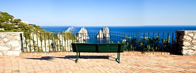 Trip Rundreise Feriendestination - Capri ist eine blühende Insel mit weißen Gebäuden, die einen schönen Kontrast zum tiefen Blau des Meeres bilden. Die durchschnittlichen Frühlings- und Herbsttemperaturen liegen bei etwa 14°-16°C, die besten Reisemonate sind April, Mai, Juni, September und Oktober. Auch in den Wintermonaten sorgt das milde Klima für Wohlbefinden und eine üppige Vegetation. Die beliebtesten Orte für Capri Ferien, locken mit besten Angebote für Hotels und Ferienunterkünfte mit Werbeaktionen, Rabatten, Sonderangebote für Capri Urlaub buchen.