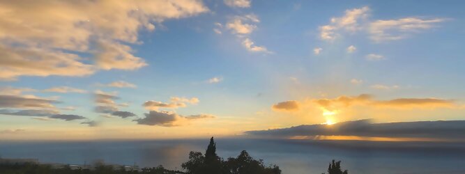 Trip Rundreise Reiseideen Pauschalreise - La Palma macht ihrem Beinamen, die Schöne, alle Ehre. Das Kleinod im Atlantik erstrahlt in sattem Grün, verziert mit hübschen landestypischen Villen in den weit gestreuten Dörfern, eingerahmt von weichen Wellen des dunkelblauen atlantischen Ozeans, am Himmel ziehen malerische Formationen, bauschiger weißer Schäfchenwolken. Eine Bilderbuchidylle zum Verlieben. Die beliebtesten Orte für La Palma Ferien, locken mit besten Angebote für Hotels und Ferienunterkünfte mit Werbeaktionen, Rabatten, Sonderangebote für La Palma Urlaub buchen. Reisedaten eingeben und Hotel Flug Mietwagen Attraktionen Taxis für eine La Palma Reise flexibel buchen. Sollten sich die Pläne ändern, sind viele der Unterkünfte und Zimmer auf La Palma kostenfrei stornierbar.
