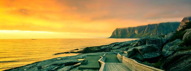 Trip Rundreise Reiseideen Rundreise - Norwegen – Schwindelfrei auf Preikestolen – die spektakuläre Felskanzel erhebt sich als steile Plateauklippe über dem Lysefjord. Die Aussicht über den Fjord ist atemberaubend, schwindelfrei sein ist Voraussetzung. Es lohnt sich auf jeden Fall, schon mitten in der Nacht aufzustehen, um den magischen Moment des überwältigend schönen Sonnenaufgangs mitzuerleben, grandios wie sich die ersten Sonnenstrahlen in den steilen Felswänden verfangen und die Bergmauern zum Leuchten bringen. Dieser Augenblick inspiriert zur Demut und Dankbarkeit. Die beliebtesten Orte für Ferien in Norwegen, locken mit besten Angebote für Hotels und Ferienunterkünfte mit Werbeaktionen, Rabatten, Sonderangebote für Norwegen Urlaub buchen.