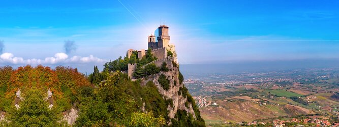 Trip Rundreise Urlaubsdestination - San Marino – Hol ihn dir – den heißbegehrten Einreise-Stempel von San Marino. Nimm deinen Reisepass, besuche die örtliche Tourismusbehörde, hier wird die kleine Trophäe in dein Reisedokument gestempelt, es sieht gut aus und ist eine supertolle Urlaubserinnerung. Dieses neue Trendy-Reiselust-Souvenir passt ausgezeichnet zu den anderen außergewöhnlichen Stempeln deiner vergangenen Reisen. San Marino ist ein sehr interessanter Zwergstaat, eine Enklave, vollständig von Italien umgeben, eine der ältesten bestehenden Republiken und eines der reichsten Länder der Welt. Die beliebtesten Orte für Ferien in San Marino, locken mit besten Angebote für Hotels und Ferienunterkünfte mit Werbeaktionen, Rabatten, Sonderangebote für San Marino Urlaub buchen.